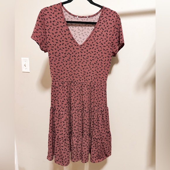 Dresses & Skirts - Women’s Mauve and Black Floral V Neck Short Sleeve Faux Tiered Mini Dress small